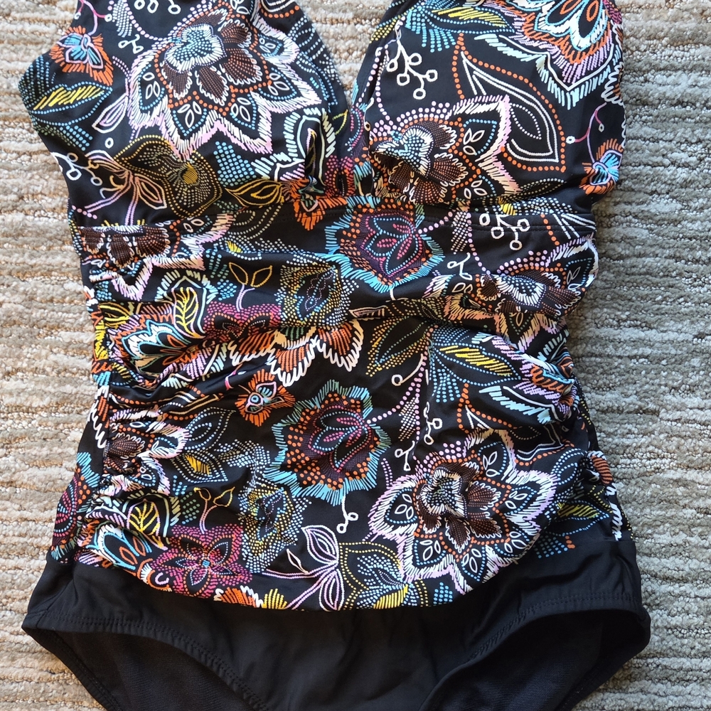 croft & barrow Black and White Lined Swimsuit Label Detail